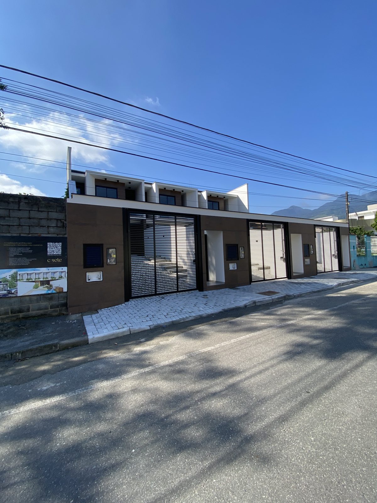 Fachada de residências geminadas de alto padrão